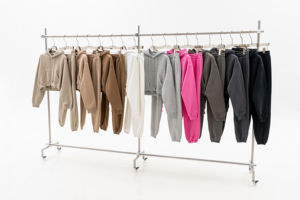 Sudadera con Capucha Unisex de Algodón de 500 Gsm, Color Rosa Sólido, Talla XS, Corte Corto y Holgado con Logotipo de Otoño para Diseño de Impresión Puff - Product Image 4