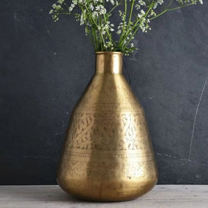 Florero de latón de diseño con patrones florales para hogares y ocasiones especiales - Product Image 1