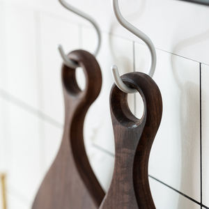 Planche à découper et à servir en noyer noir irrégulier, très vendue, avec trou, pour fromages, fruits et légumes – Collection Natural House - Product Image 4