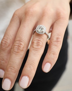 แหวนหมั้นทรงกลมขนาด 9 มม. ประดับเพชรคิวบิกเซอร์โคเนียทรงกลม ชุบทองคำขาว ดีไซน์วงแหวนแบบฝังเพชรเต็มวง สง่างาม เหมาะสำหรับเจ้าสาว เครื่องประดับคุณภาพสำหรับผู้หญิง - Product Image 2