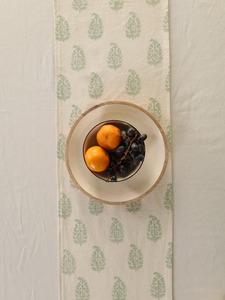 Chemin de table double couche en toile de coton slub premium, imprimé floral, style damassé tissé à pompons, vert, personnalisable pour salle à manger - Product Image 5
