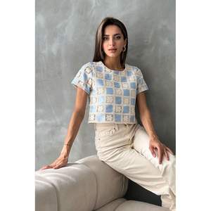 Blusa de Mujer Topshow de Manga Corta con Patrón a Cuadros y Crochet, Color Azul Crudo, Venta al Por Mayor - Product Image 5