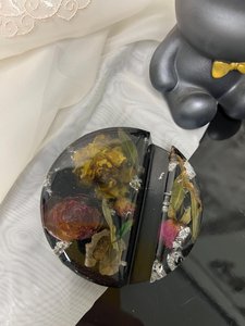 Support de téléphone de bureau de luxe en résine époxy durable fait à la main, style amour, article cadeau - Product Image 2