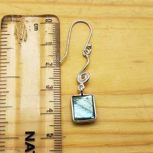 Vente en gros de boucles d'oreilles pendantes en forme de rectangle de labradorite naturelle en argent sterling 925 pour les fêtes - Product Image 2