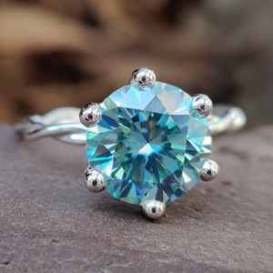 Anillo de compromiso de diamante cultivado en laboratorio de corte redondo azul luminoso en plata de ley 925 atemporal para mujer - Product Image 1