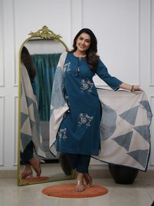 Réservez dès maintenant : Ensemble Kurti et pantalon imprimé numériquement, style actrice de série télévisée, longueur genou, avec dupatta contrastante, pour adulte – Le meilleur choix pour la couleur. - Product Image 3