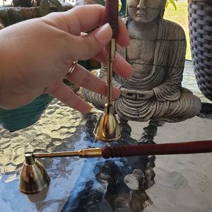 Éteigneur de bougie au design élégant Éteignoir de flamme à mèche d'extincteur automatique pour éteindre la flamme de la bougie en toute sécurité - Product Image 1