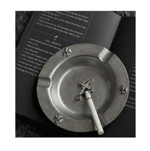 ที่เขี่ยบุหรี่อลูมิเนียมหล่อแบบคลาสสิกสำหรับกลางแจ้ง ทนทาน ป้องกันสนิม ทำความสะอาดง่าย เหมาะสำหรับลานบ้าน สวน ระเบียง และรถยนต์ - Product Image 1