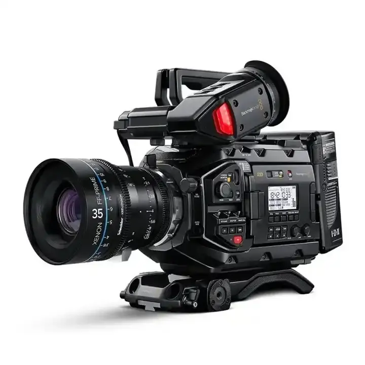 Недавно полностью собранная кинематографическая Камера B-lack-Magic Ursa Mini Pro 12K с плечевым креплением видеокамеры