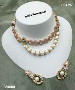 Collar de Gargantilla Pachi Kundan de perlas chapadas en oro de nuevo diseño de alta calidad con pendientes conjuntos de joyería de boda india tradicional - Product Image 1