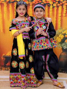 Ensemble assorti pour enfants pakistanais avec pyjama Kurta pour garçons et filles Lehenga pour les mariages, l'Aïd et les événements culturels - Product Image 2