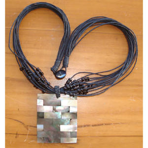 Collar de Conchas Marinas con Cuentas de Nácar Negro de 40x45mm, Diseño Cuadrado, Patrón Inspirado, Regalo - Product Image 1