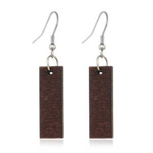 Boucles d'oreilles en forme de feuille en bois de noyer français massif, création originale et fabriquées à la main, 100% Made in France - Product Image 4