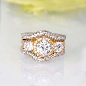 Anillo de Compromiso Jeulia de Plata de Ley Chapado en Rodio con Tres Lados con Incrustaciones de Circonitas Redondas - Product Image 4