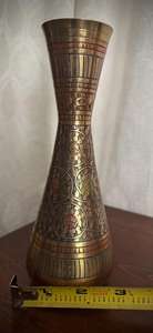 Vase décoratif vintage Art Déco en métal et acrylique à motif floral - Cadeau idéal ou complément de décoration intérieure à prix raisonnable - Product Image 3