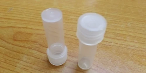 Flacon de laboratoire en plastique de 3 ml avec bouchon à vis pour la collecte, le stockage et le transport d'échantillons - Product Image 3