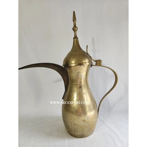 Dallah en métal arabe en laiton avec un design unique gravé pour l'utilisation de service de café et de thé sur la table de restaurant d'hôtel - Product Image 5