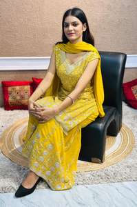 Conjunto elegante de Georgette Sharara para mujer Bordado intrincado y detalles de lentejuelas Listo para usar Traje festivo para fiestas - Product Image 4