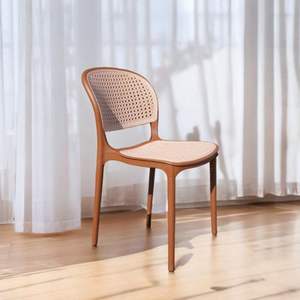 Magnifique chaise en plastique moulé imitation rotin - Belle, imperméable et confortable - Product Image 3