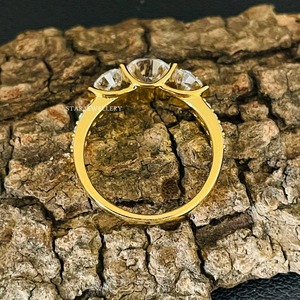 Anillo de Compromiso Cristiano de Lujo con Tres Piedras de Oro Sólido de 14K, Corte Redondo, Diamante Certificado IGI, Solitario - Product Image 3