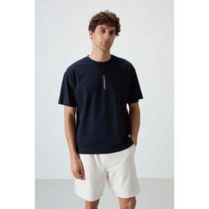 เสื้อยืดผ้าฝ้ายสีน้ำเงินกรมท่าทรงโอเวอร์ไซส์สำหรับผู้ชาย Air Jones พื้นผิวเนื้อหนา พิมพ์ลายกราฟิก สำหรับใส่ลำลอง รุ่น 88368 - Product Image 4
