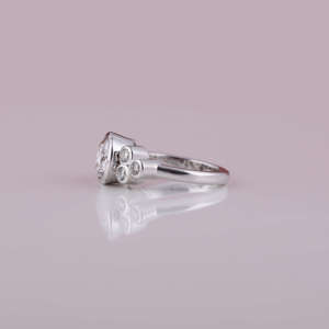 Personnalisable 18KT Solide Plaqué Or Trois Pierre Ronde Lab Grown Diamond Bague de Fiançailles Luxueux IGI Certifié Cadeau d'Anniversaire - Product Image 2