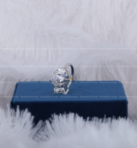 Anillo de bodas de plata de ley 925 para mujer mejorado con diamantes de moissanita de claridad Vvs de corte de princesa y pera - Product Image 5