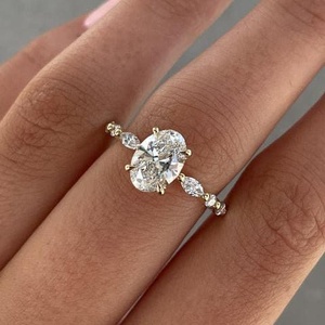 Anillo de Compromiso para Mujer con Certificado IGI, Diamante de Corte Ovalado, Piedras Laterales Marquise y Redondas, Oro Amarillo, Engaste de 4 Puntas - Product Image 1