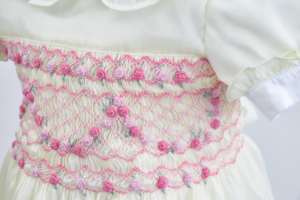 Robe smockée pour bébé fille en crème, broderie florale rose, col Peter Pan, manches courtes, tenue élégante de boutique en gros - Product Image 3