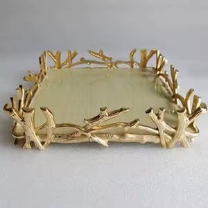 Le magnifique plateau à chocolats en métal ajoute de l'élégance et de la brillance à toute table tout en gardant les chocolats magnifiquement organisés. - Product Image 5