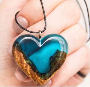 Collar con Colgante de Resina de Diseño Exclusivo, Hecho a Mano en India, con Diseño de Ángel Amoroso para Mujeres y Niñas - Product Image 1