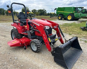 รถแทรกเตอร์ล้อยางขนาดเล็กสีแดง ปี 2024 เครื่องยนต์ดีเซล 20 แรงม้า ยี่ห้อ Massey Ferguson รุ่น GC1725M พร้อมที่ตักด้านหน้า ระบบขับเคลื่อน 4 ล้อ สำหรับงานเกษตร ใช้ระบบเกียร์ขับเคลื่อน - Product Image 2