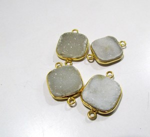 Lunette en forme de coussin Druzy blanc naturel Connecteur de pierres précieuses en laiton de taille 17mm avec double boucle plaquée or - Product Image 2