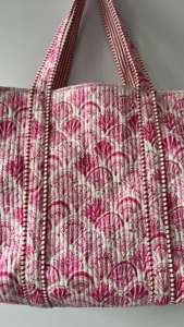 Fait à la main pour rose Shell imprimé sac fourre-tout en coton matelassé grand sac à bandoulière avec fermeture ouverte pour le voyage - Product Image 2