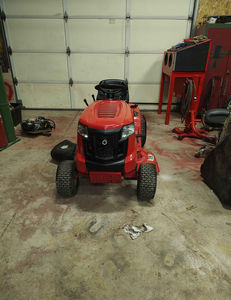 Tracteur à roues à transmission automatique à engrenages latéraux Snapper SPX110 15 HP, moteur bicylindre en V, composants principaux du système de transmission - Product Image 3