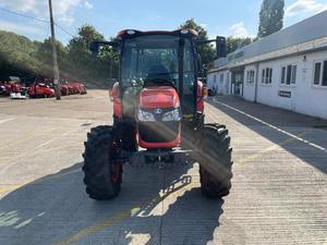 Tracteur agricole Kubota à roues avec moteur diesel puissant et fiable - Product Image 5