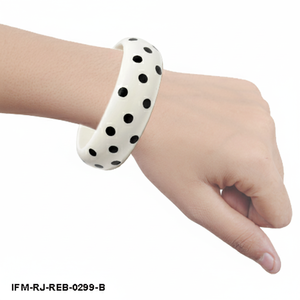 Brazalete de Resina Hecho a Mano con Diseño de Lunares Blancos y Negros para Mujer - Product Image 6