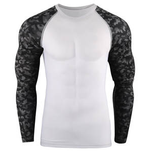 Combat Pro Men Rash Guard con tela elástica de alto rendimiento y comodidad de secado rápido para entrenamiento y deportes al aire libre - Product Image 2