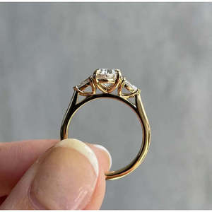 Anillo de Compromiso Clásico para Mujer con Tres Diamantes Ovalados Cultivados en Laboratorio en Oro Amarillo de 14k/18k, Certificado IGI - Product Image 5