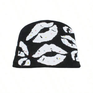 Bonnet en tricot jacquard unisexe avec motif de lèvres sur toute la surface et détails en strass, mode d'hiver, couvre-chef - Product Image 2