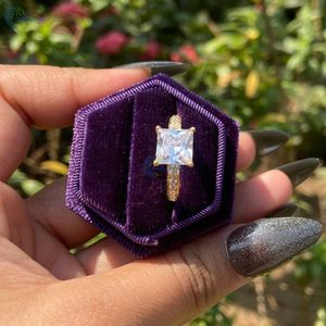 Anillo de boda de corte princesa de 2 quilates, conjunto de pavé único de moissanita, anillo de compromiso de oro amarillo sólido de 18 quilates, anillo de regalo personalizado - Product Image 3