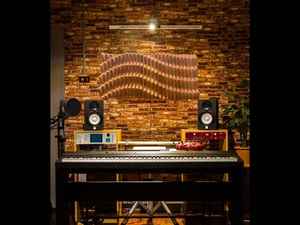 Panneau mural acoustique en bois véritable artisanal 3D Art déco Art mural flottant Thème d'anniversaire Design moderne Fonction de suspension pour la maison - Product Image 3