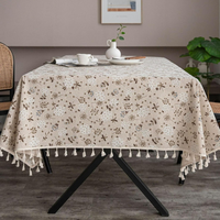 Nappe de table carrée en coton tissé brodée de fleurs pour mariage |   Haut à volants réutilisable personnalisable, style vintage européen, respectueux de l'environnement