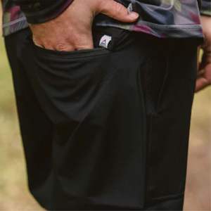 Pantalones cortos de baño reciclados de alta calidad para hombres, ecológicos y elegantes, perfectos para playa y piscina - Product Image 5