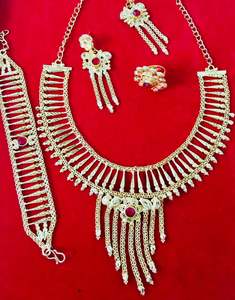 L'ensemble de mode vintage en or 24 carats du fabricant indien comprend des peignes de collier pour l'anniversaire de l'argent-principalement en cuivre fabriqué aux États-Unis et en France - Product Image 2