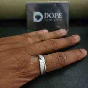 Bague unisexe en acier inoxydable avec moissanite, plaquée or 18 carats, bande torsadée, certifiée IGI, design tendance pour toutes les occasions - Product Image 6