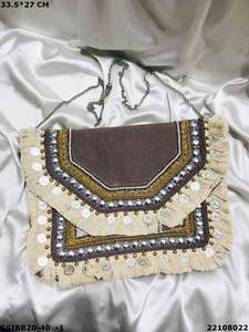 Pochette de créateur sophistiquée Banjara Boho Broderie de perles et de pierres artisanale pour les affaires de soirée élégantes - Product Image 2