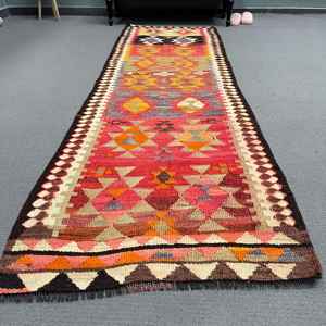 Alfombra de 2.7x9.4 pies, Alfombra Turca Vintage, Alfombra Roja con Diseño Floral - Product Image 1