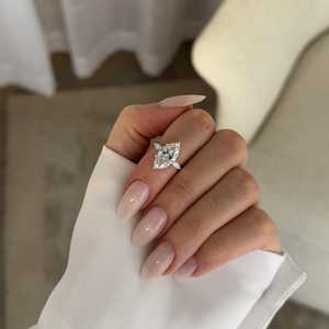 Anillo de Tres Piedras con Diamante Cultivado en Laboratorio de 2.5 Quilates, Corte Marquesa, E VVS2, Oro Blanco de 18k, Pequeños Diamantes Laterales en Forma de Pera, Certificado IGI - Product Image 1
