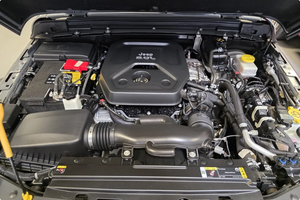 PRÊT À CONDUIRE - VÉHICULE D'OCCASION À VOLANT À GAUCHE |   Conduite à droite |   13000 MILES 2021 JEEP WRANGLER SPORT S ISLANDER EDITION - Product Image 6